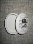 Porcelánová dóza s andělem Porcelánová dóza s andělem