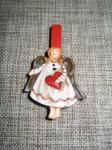 Kolíček - stojící anděl se širokou sukní se srdcem