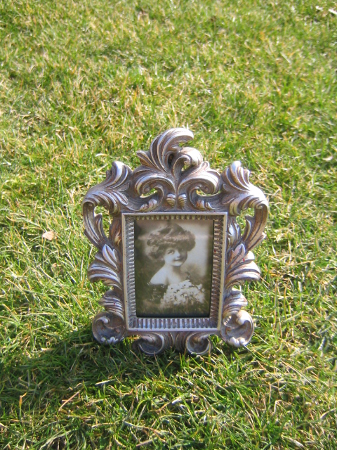 Stříbrný rámeček s ornamenty