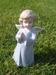 Porcelánový anděl se sepjatýma rukama