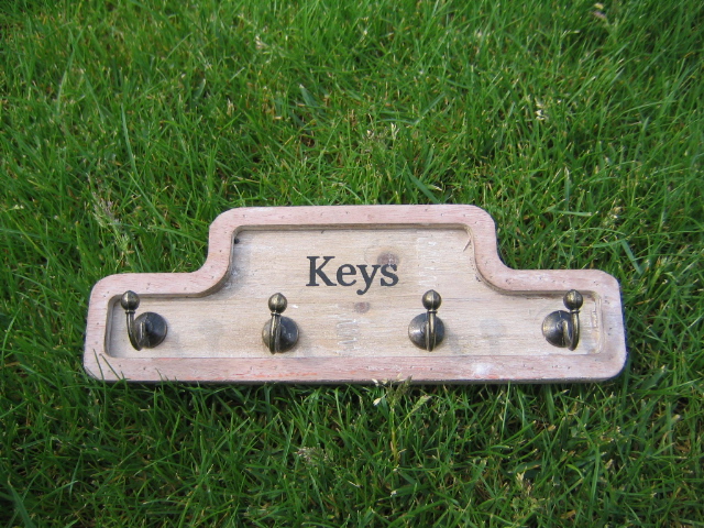 Věšák na klíče - hnědé dřevo