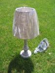 Lampa s patinovanou nohou Lampa s patinovanou nohou